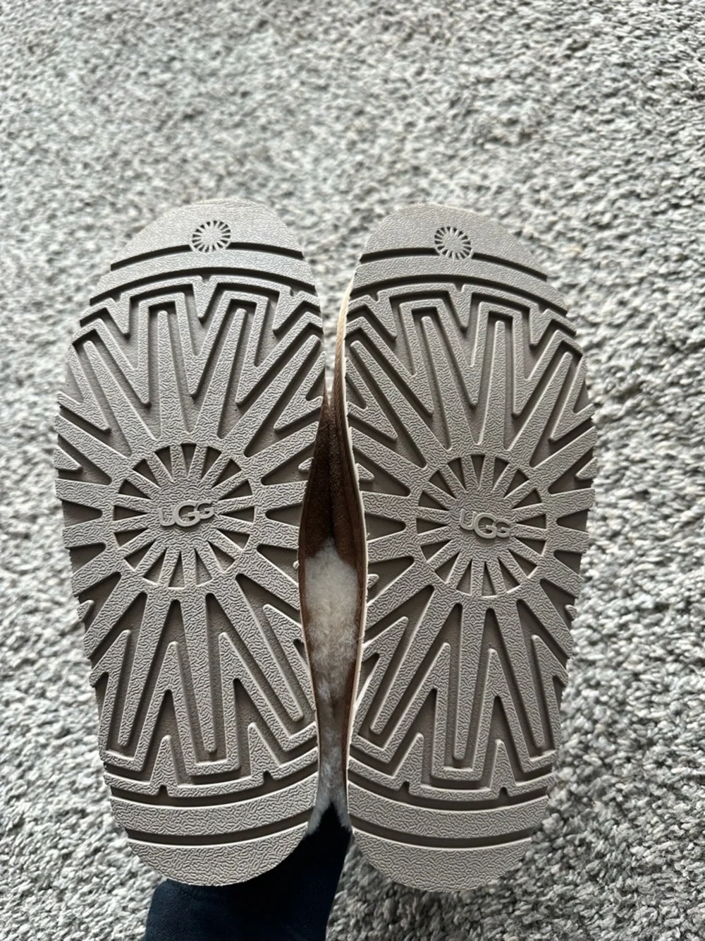 NWOT Women’s UGG Slippers - Picture 4 of 7